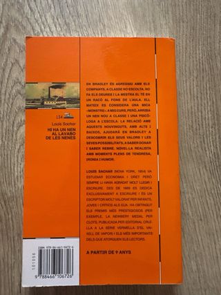 Hi ha un nen al lavabo de les nenes (El Barco d...