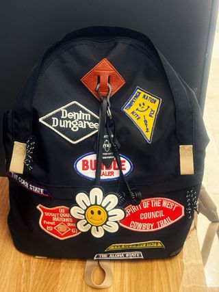 Mochila Negra Vintage con Insignias Bordadas