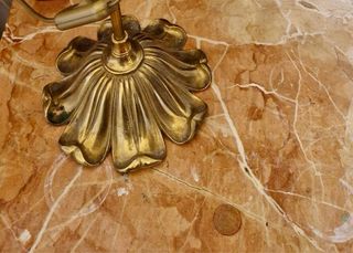 Mesita de noche antigua de madera y mármol