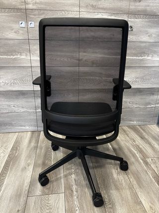 Silla de oficina ergonómica negra