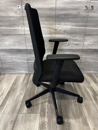 Silla de oficina ergonómica negra