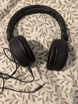 Cascos negros con cable