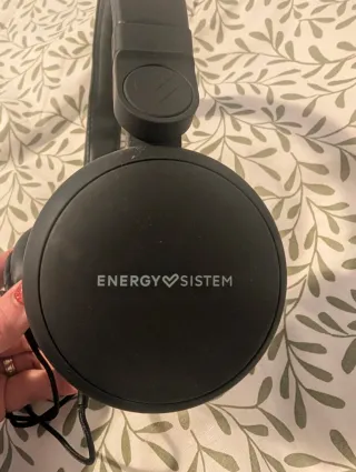 Cascos negros con cable