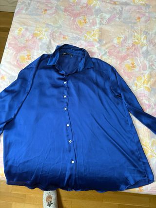 Blusa Zara azul satinada