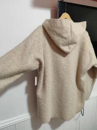 Chaqueta beige con capucha y cremallera