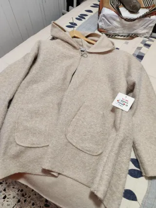 Chaqueta beige con capucha y cremallera