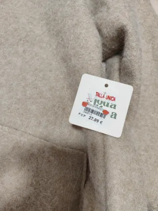 Chaqueta beige con capucha y cremallera