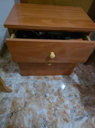 Cabezal y mesita de noche de madera