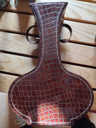 Jarrón de piel marrón