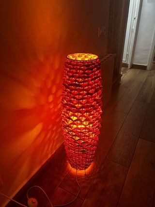 Lámpara de pie de fibras naturales