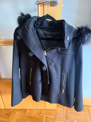 Abrigo Zara Negro con Capucha y Pelo