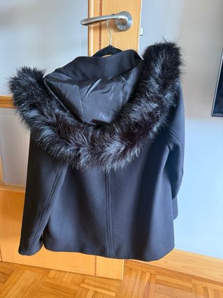 Abrigo Zara Negro con Capucha y Pelo