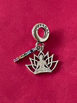 Colgante Loto Meditador Chakras Arcoíris