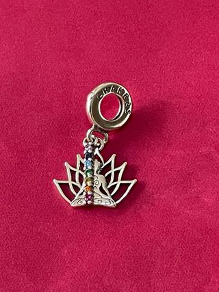 Colgante Loto Meditador Chakras Arcoíris