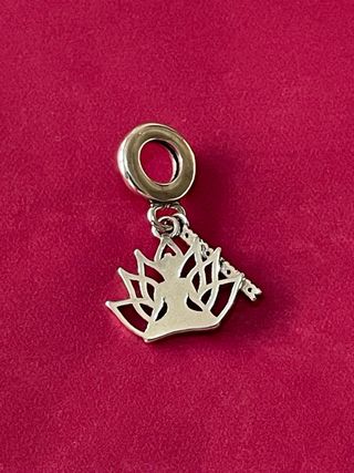 Colgante Loto Meditador Chakras Arcoíris