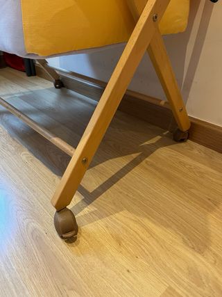 Mini cuna de madera con textiles coloridos