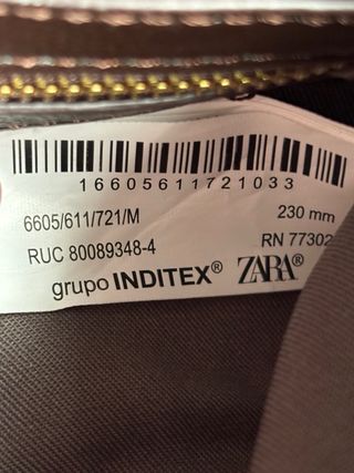 Bolso marrón acolchado con cadena dorada de Zara