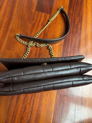 Bolso marrón acolchado con cadena dorada de Zara