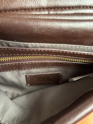 Bolso marrón acolchado con cadena dorada de Zara