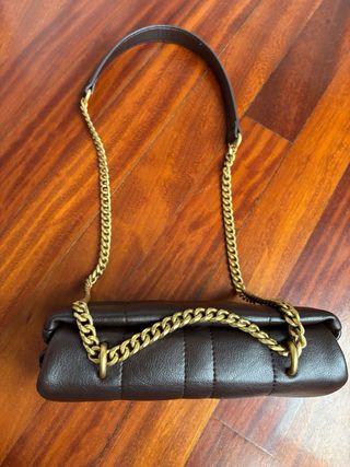 Bolso marrón acolchado con cadena dorada de Zara