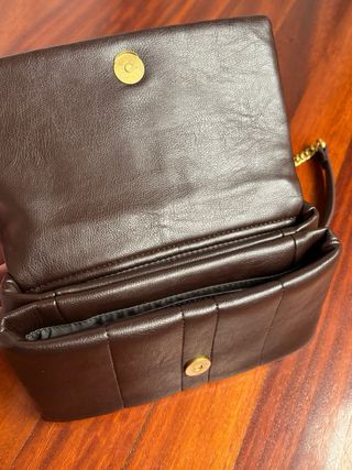 Bolso marrón acolchado con cadena dorada de Zara