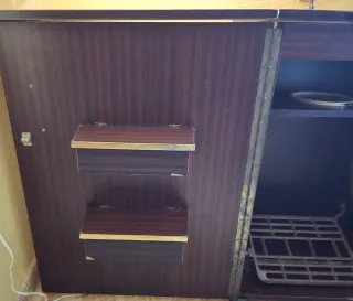 Máquina de coser Singer beige con mueble