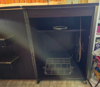 Máquina de coser Singer beige con mueble