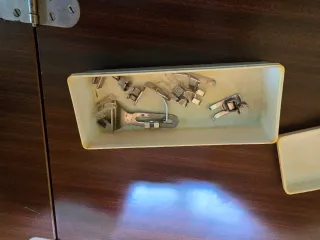 Máquina de coser Singer beige con mueble