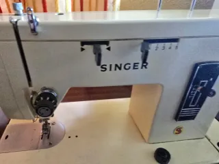 Máquina de coser Singer beige con mueble