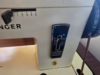 Máquina de coser Singer beige con mueble