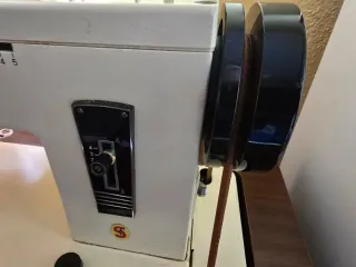 Máquina de coser Singer beige con mueble