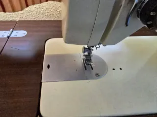 Máquina de coser Singer beige con mueble