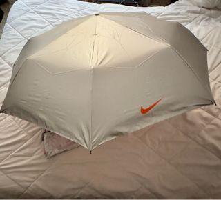 Paraguas Nike Beige y Naranja con Bolsillo