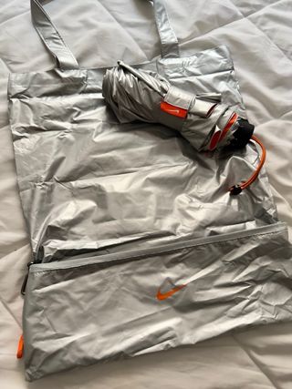 Paraguas Nike Beige y Naranja con Bolsillo