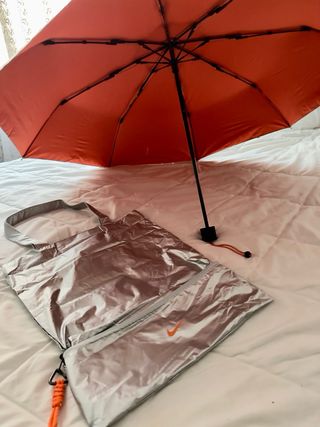 Paraguas Nike Beige y Naranja con Bolsillo