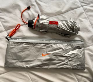Paraguas Nike Beige y Naranja con Bolsillo