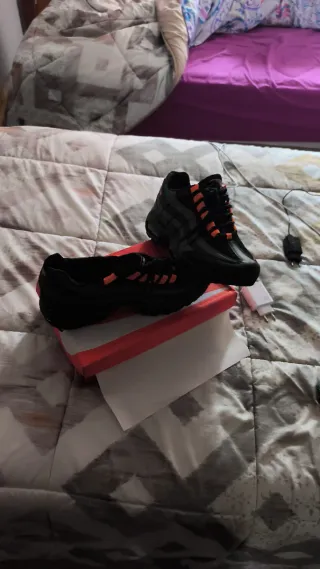 Zapatillas Negras y Naranjas