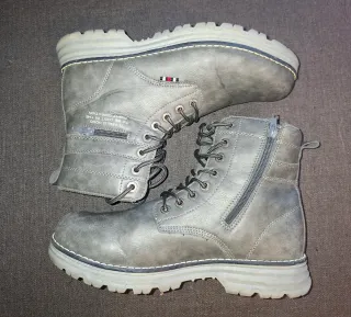 Botas grises con cordones y cremallera