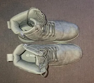 Botas grises con cordones y cremallera