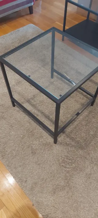 Mesas auxiliares de centro cristal y metal