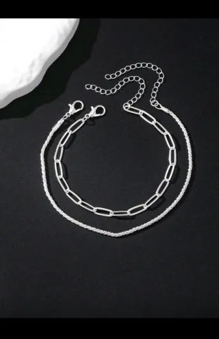 Pulsera plateada con eslabones y brillos.