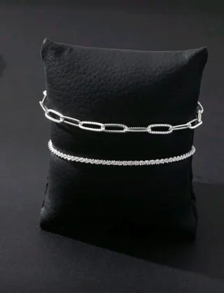 Pulsera plateada con eslabones y brillos.