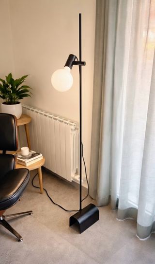 Lámpara de pie Ikea negra + regalo bombilla