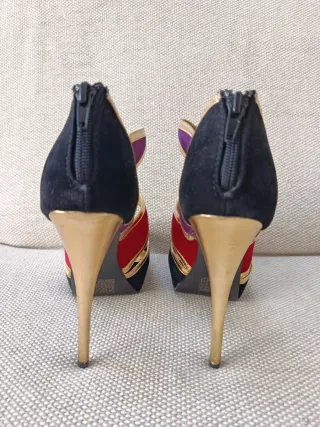 Zapatos de tacón dorados, negros, morados y rojos