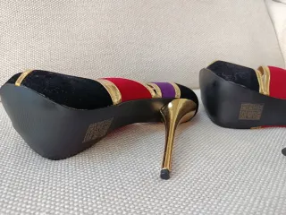 Zapatos de tacón dorados, negros, morados y rojos