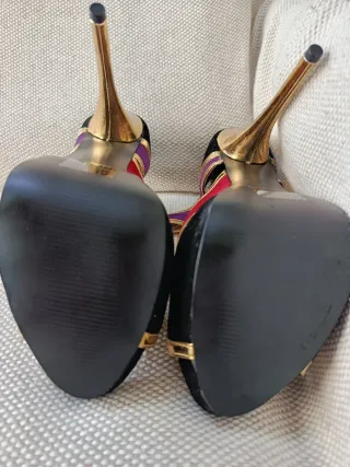 Zapatos de tacón dorados, negros, morados y rojos