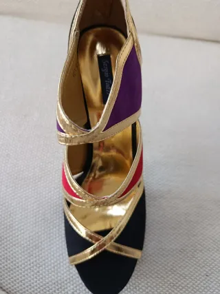 Zapatos de tacón dorados, negros, morados y rojos