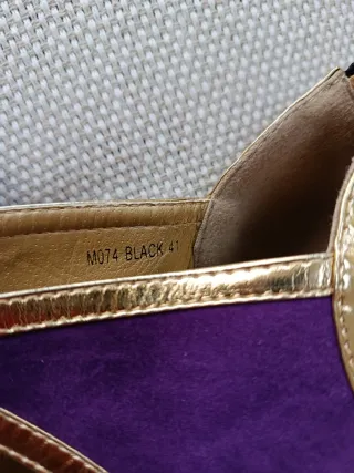 Zapatos de tacón dorados, negros, morados y rojos