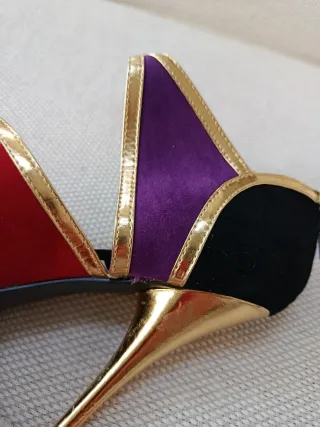 Zapatos de tacón dorados, negros, morados y rojos