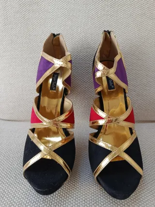 Zapatos de tacón dorados, negros, morados y rojos